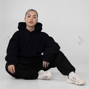 Comfrt Black Signature Hoodie & Sweatpants M